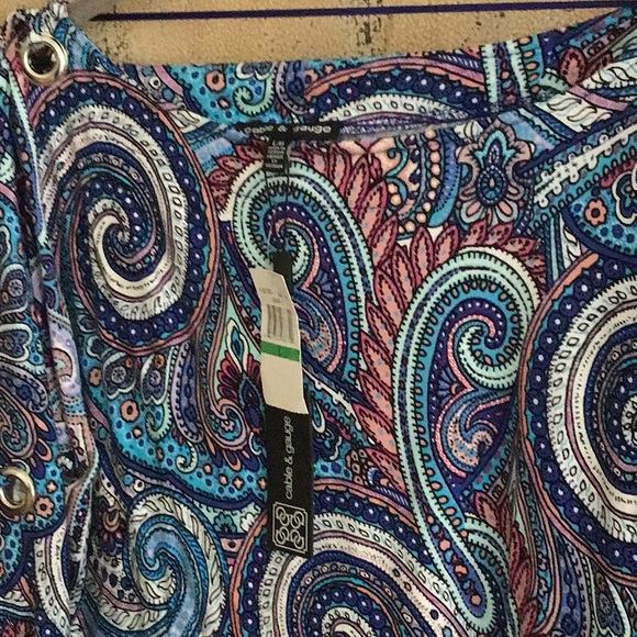 New Cable & Gauge Women’s Top. - Picture 2 of 3